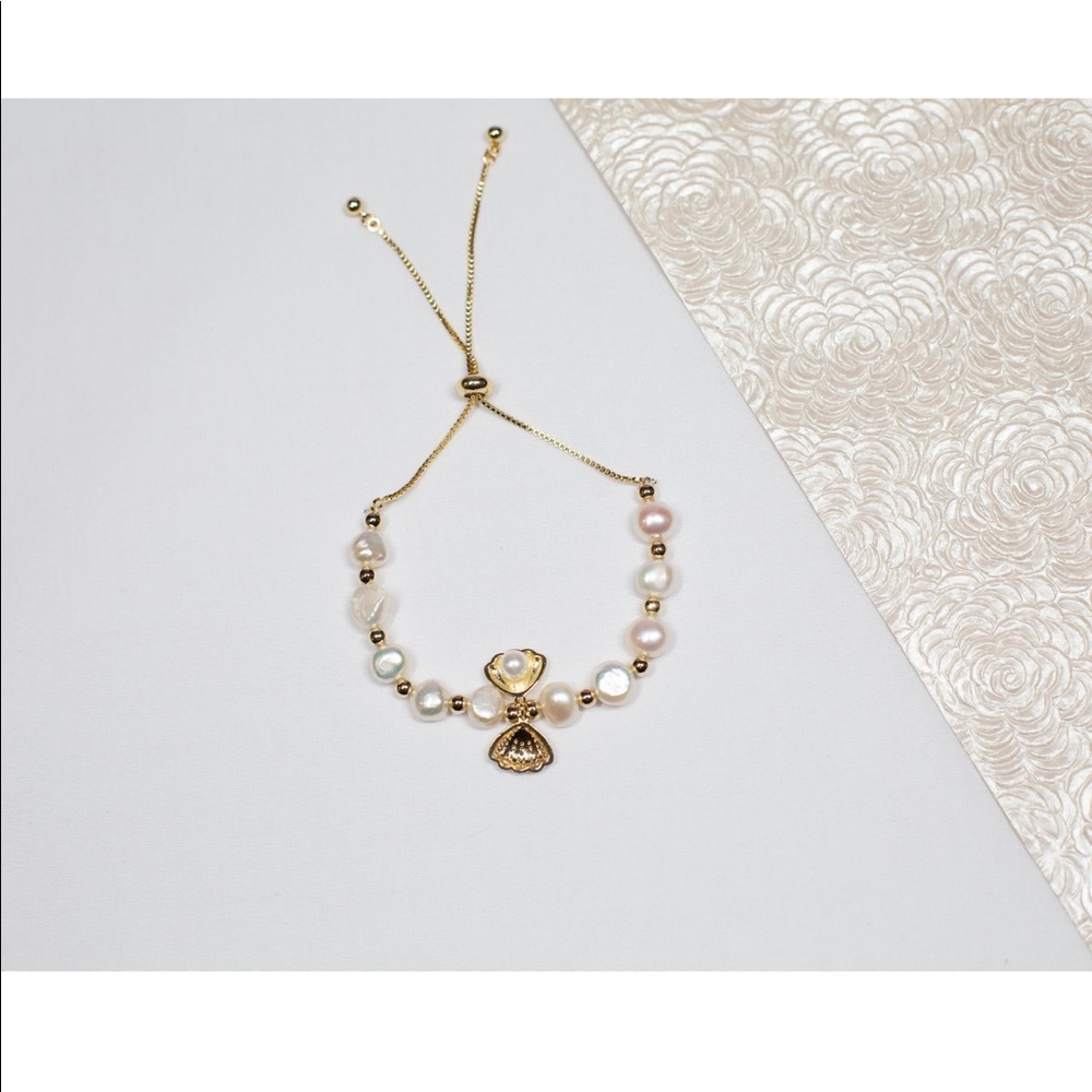 Beautiful bracelet with pearls